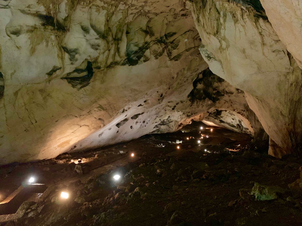 Walking in the Magura Caves Walking in the Magura Caves
